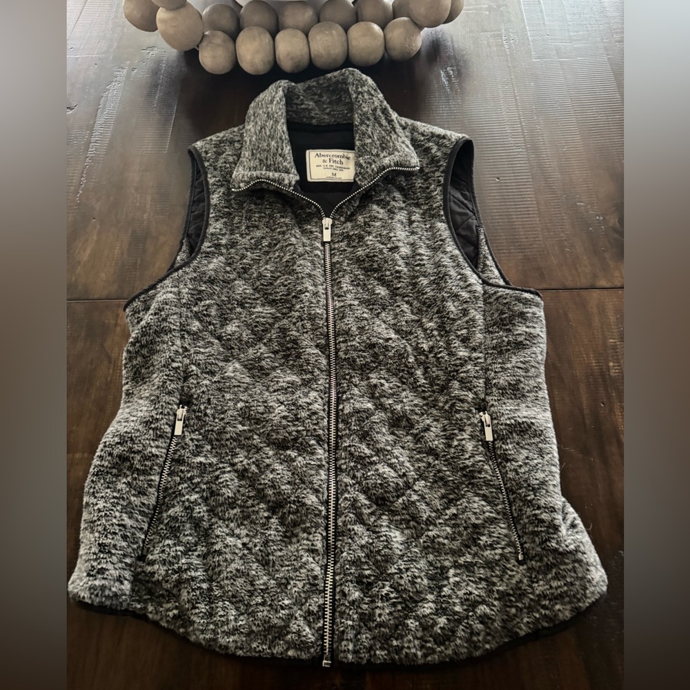 Abercrombie & Fitch Women's Black and Gray Quilted Fleece Vest!~Size Medium